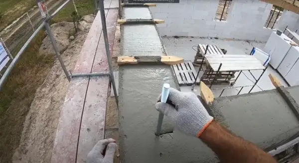 Jak prawidłowo montować kotwy pod murłatę, aby uniknąć problemów?