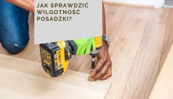 Sprawdzanie jaka wilgotność posadzki pod panele jest kluczowe. Dłoń w zielonej rękawicy przykręca element wiertarko-wkrętarką.