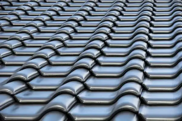 Szare dachówki ceramiczne tworzą falisty wzór na dachu. Ich waga zapewnia stabilność konstrukcji.