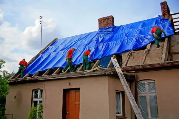 Ile kosztuje pozwolenie na remont dachu? Sprawdź, by uniknąć kosztów
