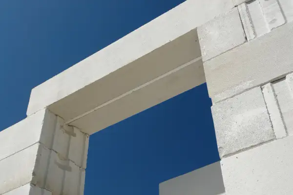 Gotowe nadproża z betonu komórkowego, idealne do budowy otworów okiennych i drzwiowych. Wymiary dopasowane do potrzeb.