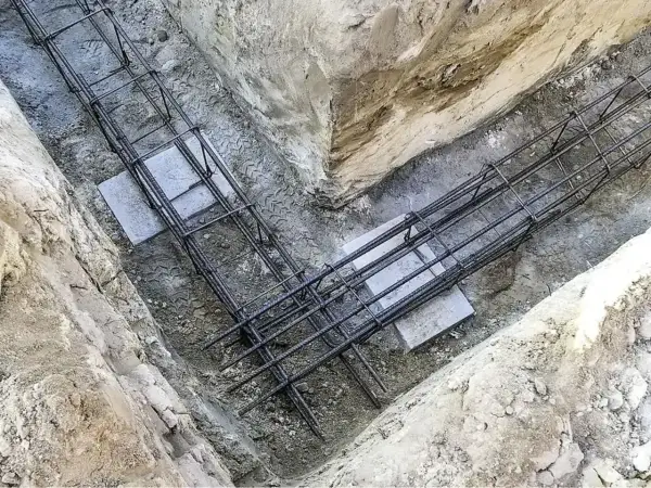 Zbrojenie fundamentowe w wykopie. Widać, że można spawać zbrojenie, tworząc solidną konstrukcję.