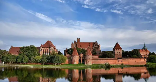 Kto wybudował zamek w Malborku? Fascynująca historia i architektura